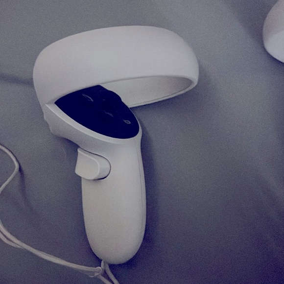 Oculus quest 2 is a vr (virtual reality) headset - Picture 2 of 4